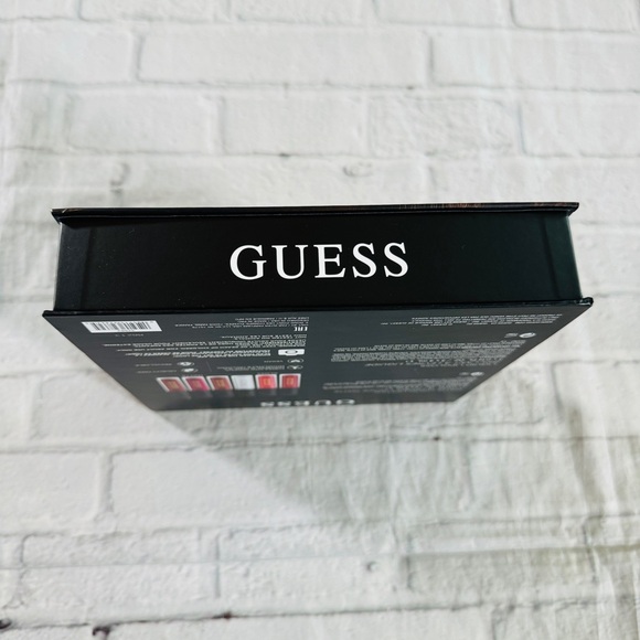 Guess Lip Red Look Book NWT - Picture 6 of 9